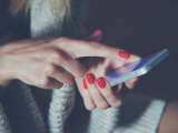 Mains de femme utilisant un smartphone