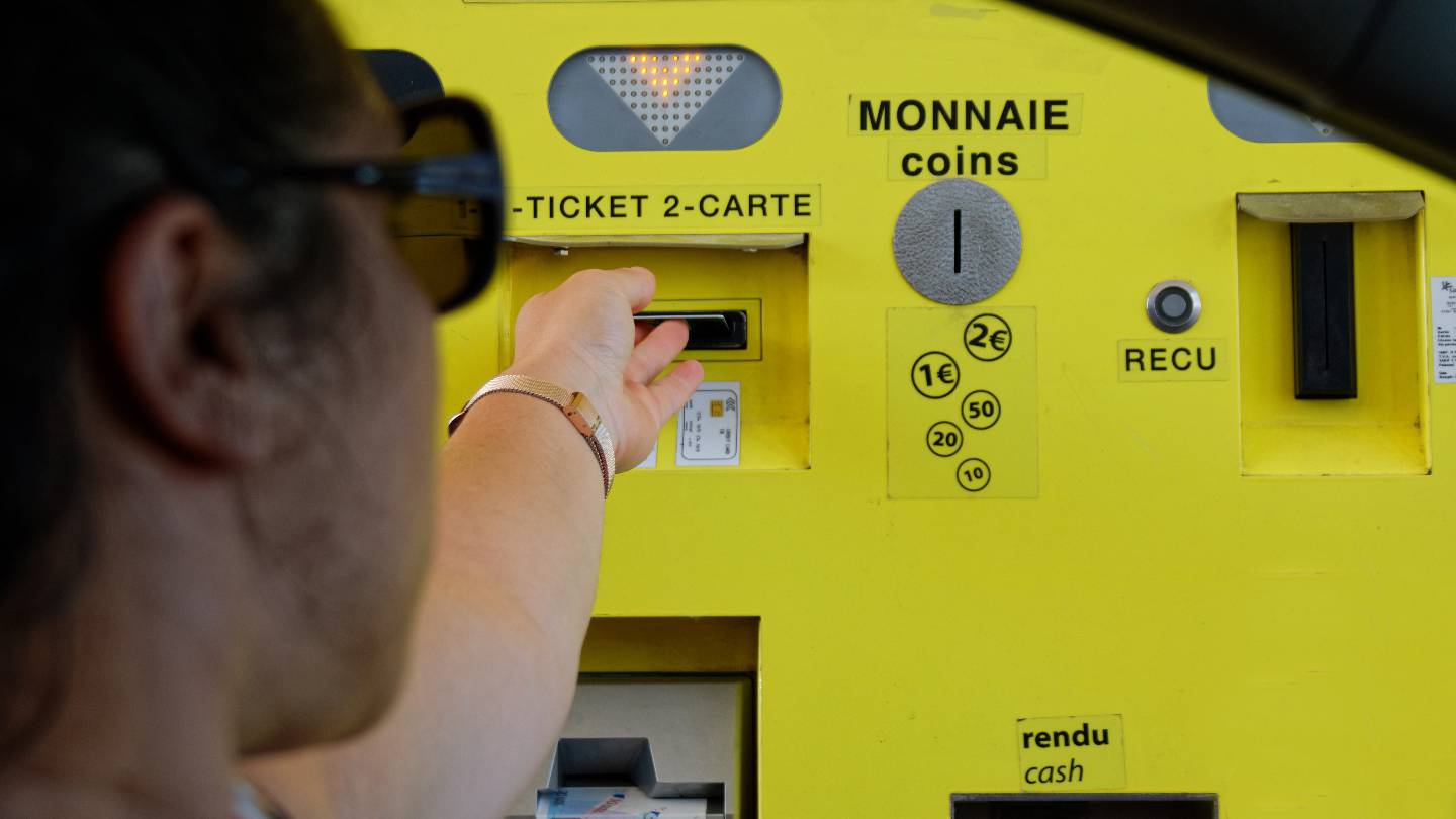 Péages, parkings, avions : les cartes bancaires à éviter