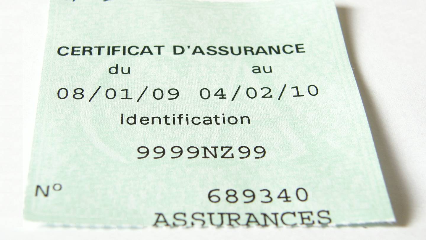 Assurance auto : 50 euros la fausse vignette verte, un juteux trafic en