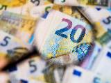 Une loupe sur un billet de 20 euros.
